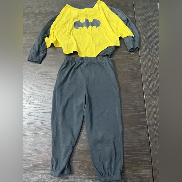 Gap Batman Pjs with cape- 2T - Picture 2 of 2